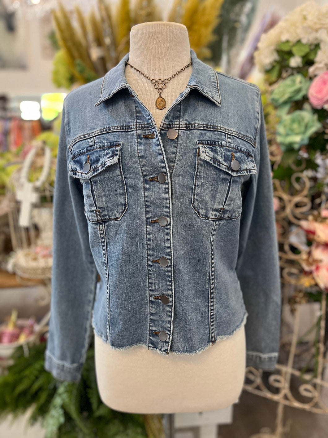 Light wash frayed hem long sleeve denim jacket